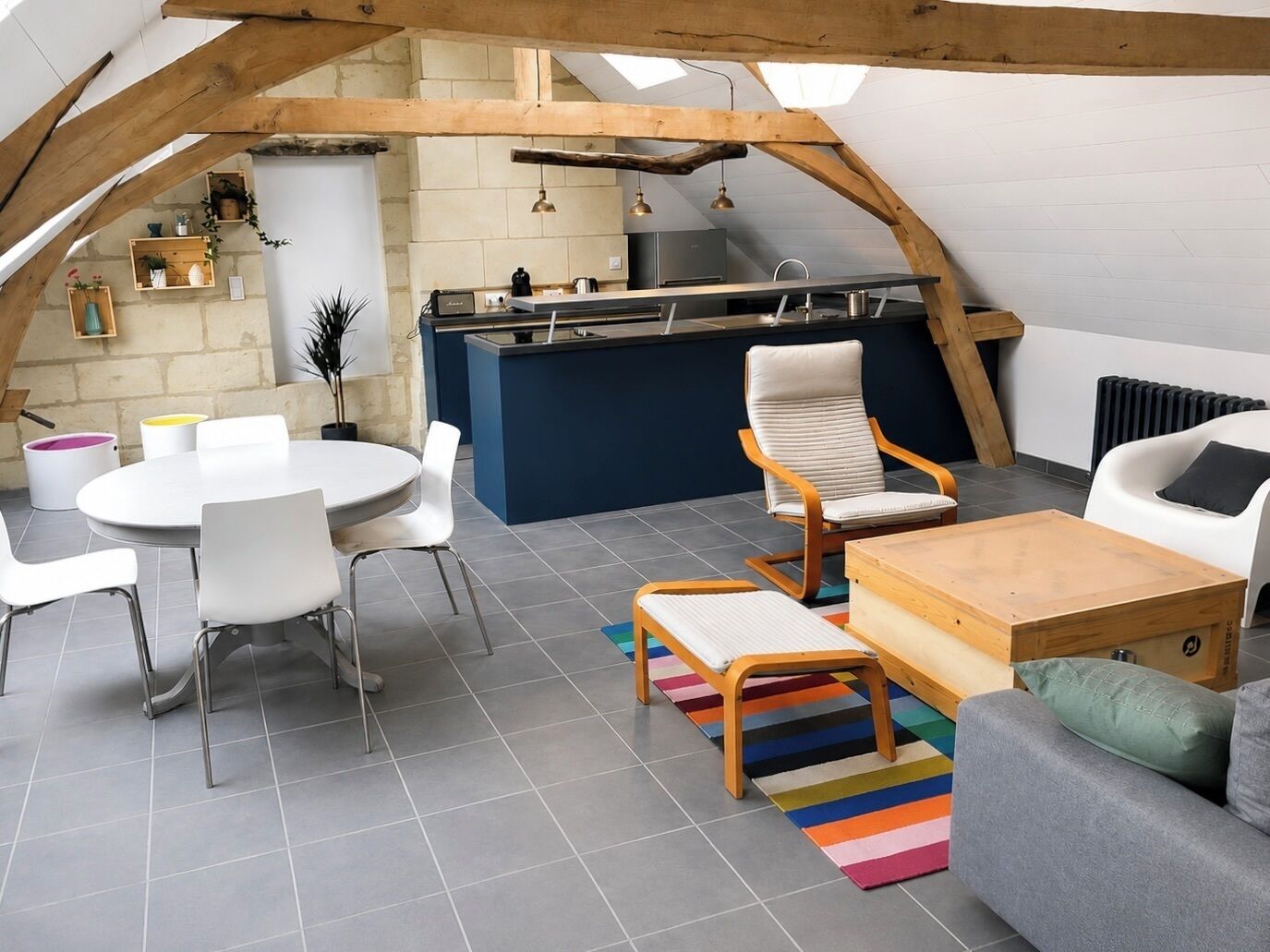 Un loft moderno con cocina, comedor y zona de estar.