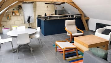 Un loft moderno con cocina, comedor y zona de estar.