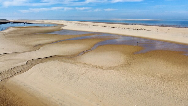 A beach with sand dunes and a calm sea. - Les Studios du Centre Buch (La Teste)