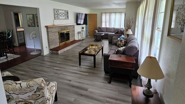 A spacious living room with a fireplace, a sofa set, and a coffee table. - Snowmobile Sanctuary in the Charming Village of Crivitz (Crivitz)