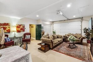 Interior - The Coop - The Walpole Lodge, Mico, TX (Mico)