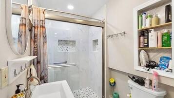 Douche, sĂšche-cheveux, serviettes fournies, savon
