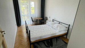 Un dormitorio con cama, escritorio y silla.