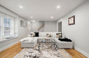 Smart TV - 2026 FIFA World Cup House: 15 Min to Gillette Stadium! Parking, patio & privacy (Attleboro)