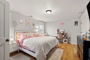 3 habitaciones, tabla de planchar con plancha, wifi y ropa de cama 