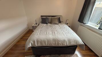2 bedrooms, iron/ironing board, internet, bed sheets