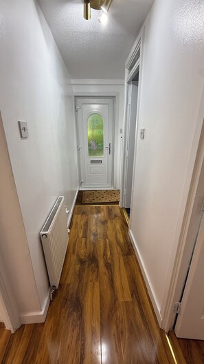 Interior - Clean & Spacious 2BR Home Near Glasgow Airport and Loch Lomond (Erskine)