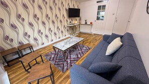 Living area - Clean & Spacious 2BR Home Near Glasgow Airport and Loch Lomond (Erskine)