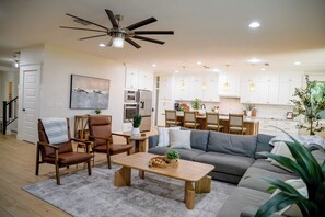 Smart TV - Rosa Retreat Luxury Oasis: Spa+Pool+Amazing Yard, Game Rm Sleeps 12+ (Queen Creek)