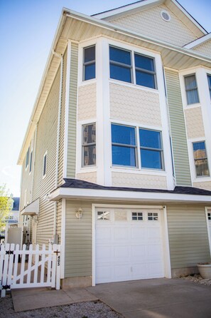 Exterior - 2 Minute Walk To Beach - Sleeps 12 - Game Room - Outdoor Shower (Atlantic City)