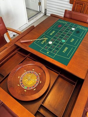 Une roue de roulette et une table recouverte d’un tapis vert, ce qui indique qu’il s’agit d’un casino.