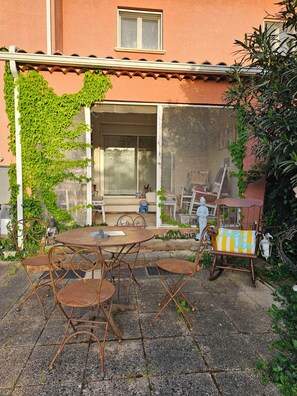 Outdoor dining - Vrbo Property (Bagnols-sur-Cèze)