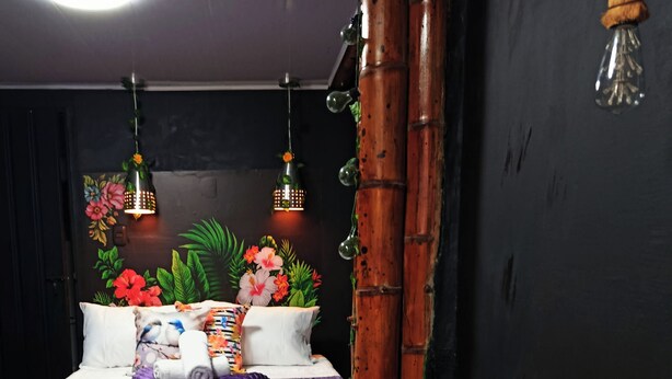 A room with a bed, a yellow sofa, and a small table. - Private room with independent entrance (Salento)