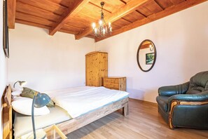 2 bedrooms, WiFi, bed sheets - Pet-Friendly Family House with Garden near Piešťany Spa Town (Brunovce)