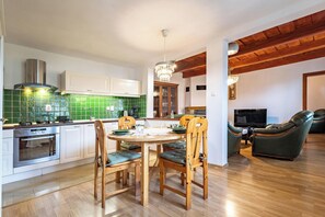 Private kitchen - Pet-Friendly Family House with Garden near Piešťany Spa Town (Brunovce)