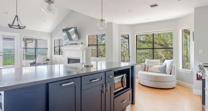 Cozy Lakefront Retreat. Family Friendly w/ Kayaks, Pool Access, Pickleball!