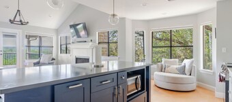 Cozy Lakefront Retreat. Family Friendly w/ Kayaks, Pool Access, Pickleball!