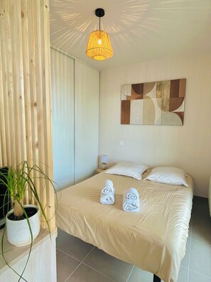 Iron/ironing board, WiFi, bed sheets - Vrbo Property (La Rochelle)