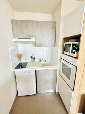 Private kitchen - Vrbo Property (La Rochelle)