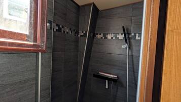 Douche, sĂšche-cheveux, serviettes fournies, savon