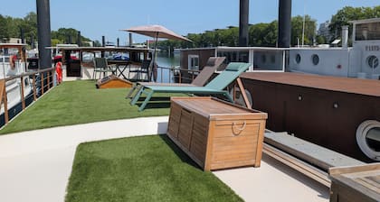 Room aboard an authentic boat for a unique experience