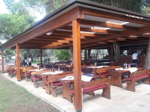 Outdoor dining - Beautiful apartment near sea in charming Fažana (Fažana)