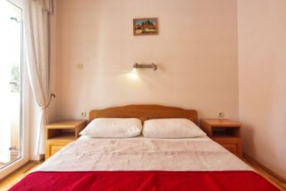 Leilighet (one bedroom apartment with sea view a) | 11 soverom, barnesenger og wi-fi (inkludert)