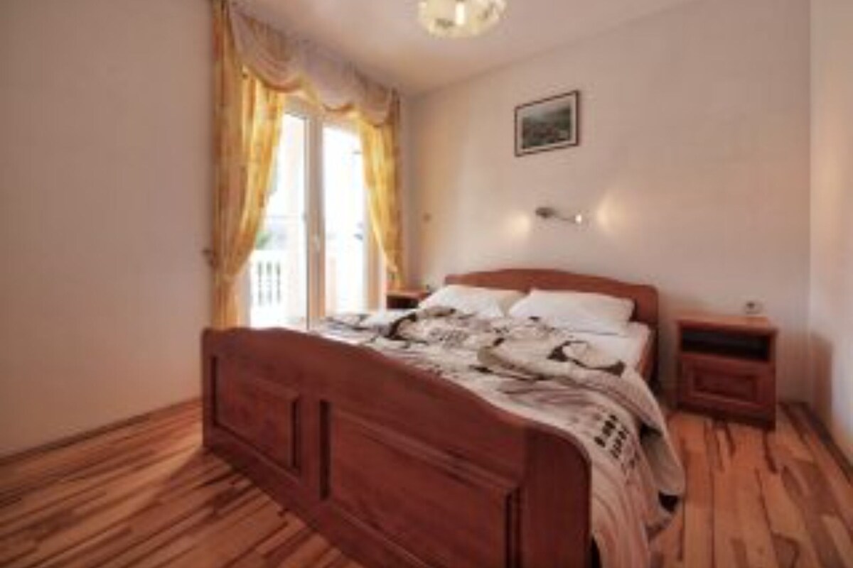 Leilighet (two bedroom apartment with balcony an) | 11 soverom, barnesenger og wi-fi (inkludert)