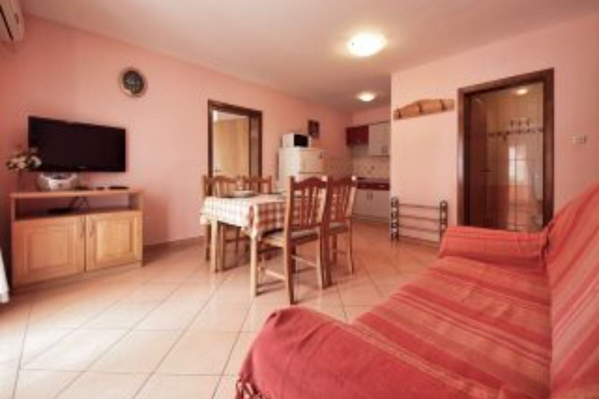 Leilighet (one bedroom apartment with sea view a) | Oppholdsrom | En 32-tommers Flatskjerm-TV med kabel-kanaler