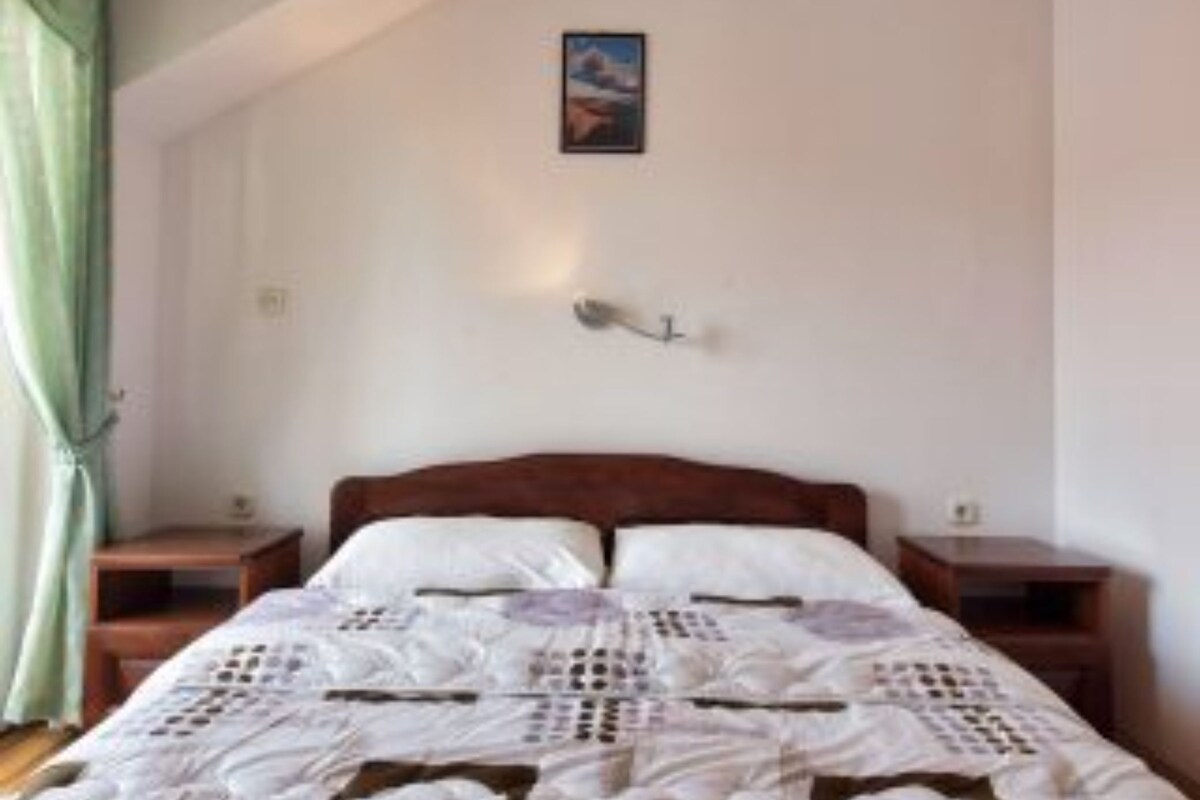 Leilighet (two bedroom apartment with balcony an) | 11 soverom, barnesenger og wi-fi (inkludert)