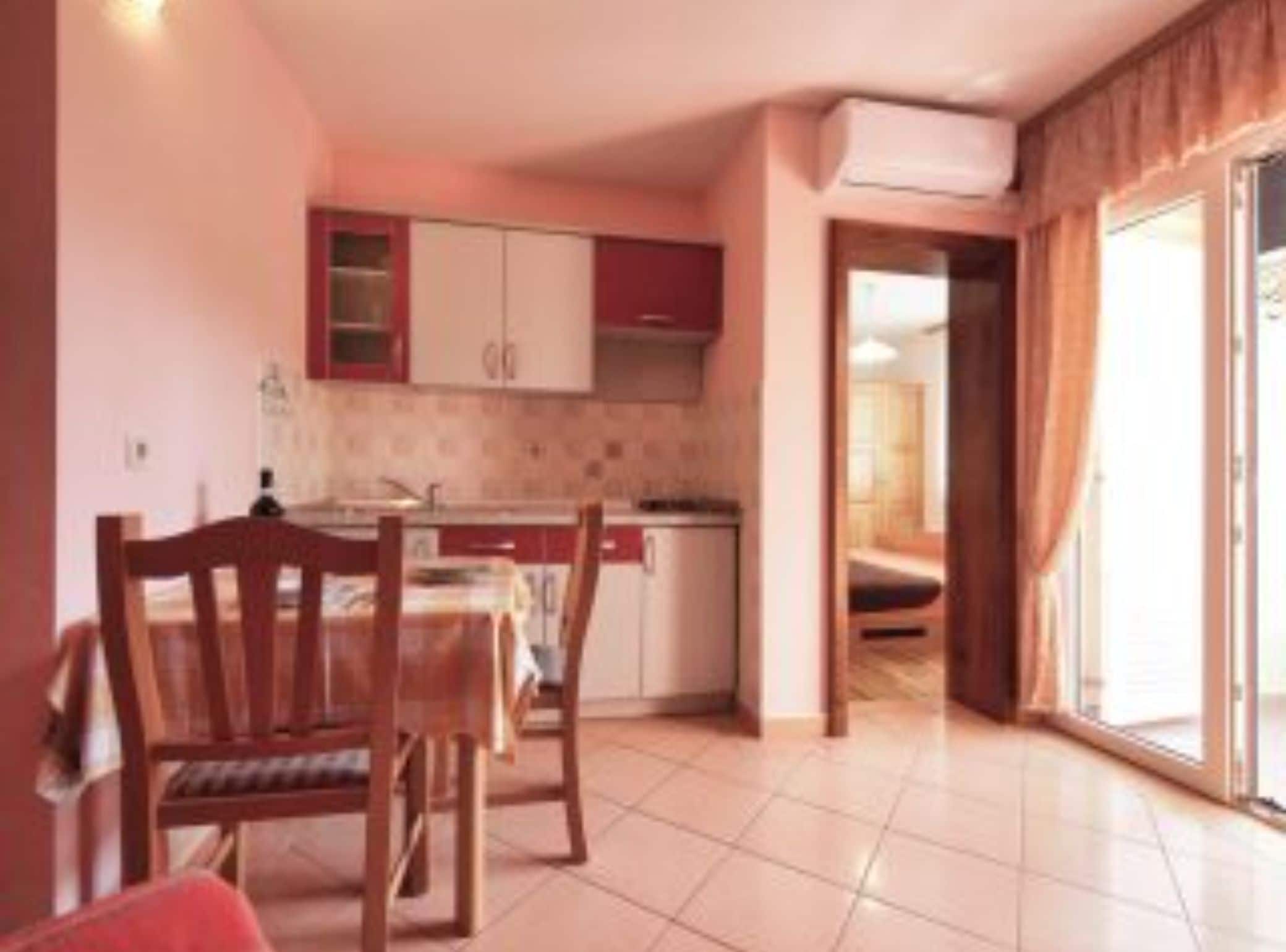 Appartement (one bedroom apartment with sea view a) | Salle à manger