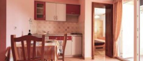 Apartment (one bedroom apartment with sea view a) | Esszimmer