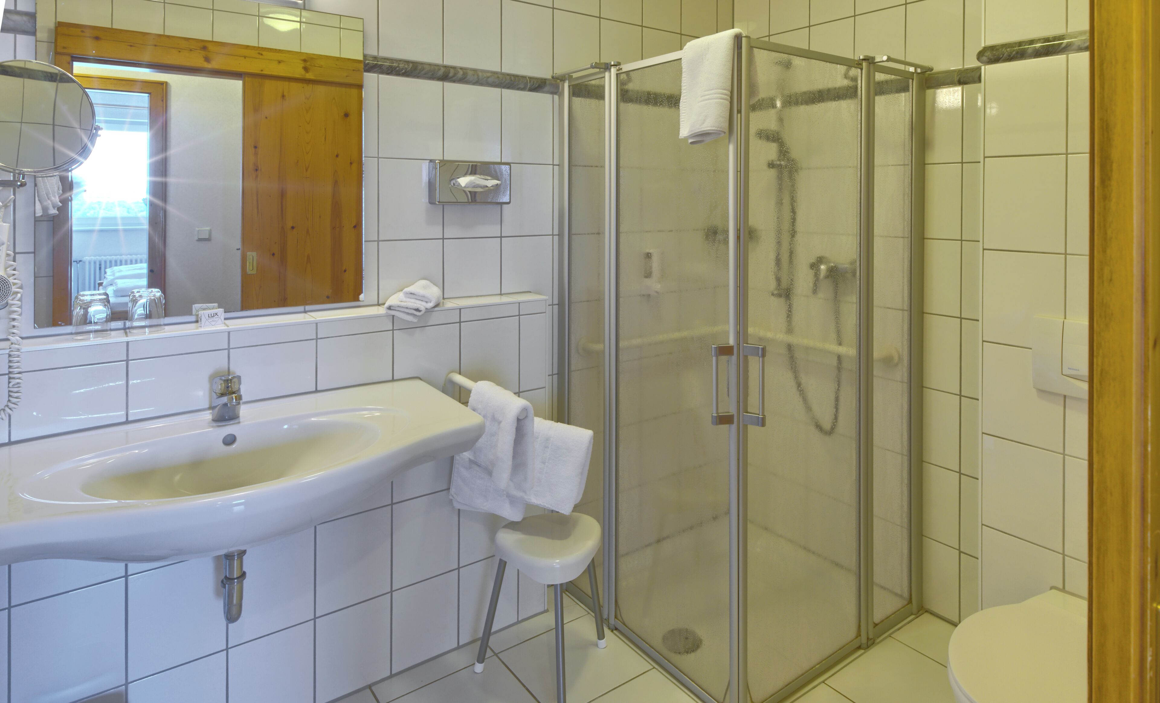 Douche, sèche-cheveux, serviettes fournies, papier toilette