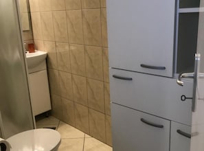 Dusche, Haartrockner, Handtücher