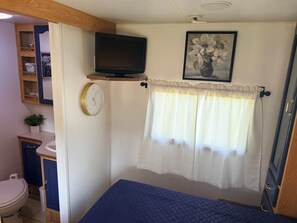 2 bedrooms, WiFi, bed sheets - 2-bedroom waterfront camper in welcoming Decaturville with AC for relaxing stays (Decaturville)