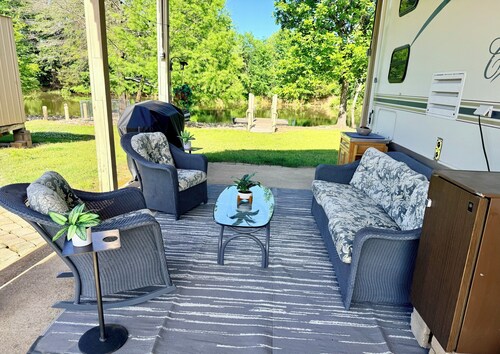 2-bedroom waterfront camper in welcoming Decaturville with AC for relaxing stays