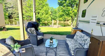2-bedroom waterfront camper in welcoming Decaturville with AC for relaxing stays