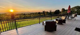 Million Dollar Catskill Mountain Sunset Views - 6 Miles from Hudson Warren St.