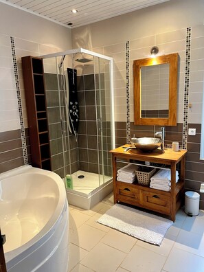 Shower, hair dryer, towels, toilet paper - Vrbo Property (Fécamp)