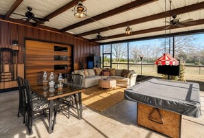 Outdoor dining - Round Top    Designer Retreat    King Bed Indoor Outdoor Living (Carmine)