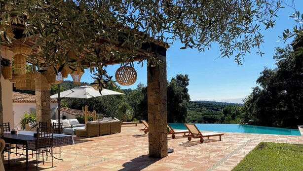 A patio with a pool, outdoor furniture, and a pergola with umbrellas. - VILLA NEAR THE BEACHES OF PAMPELONE (Ramatuelle)