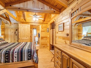 Room - Cozy Lake Lure Log Cabin Retreat/Private Gated/Lakes, River, Mountains (Lake Lure)