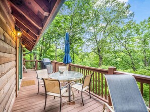 Outdoor dining - Cozy Lake Lure Log Cabin Retreat/Private Gated/Lakes, River, Mountains (Lake Lure)