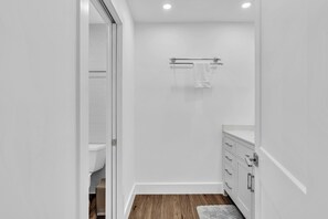 Bathroom - Beautiful 4-bedroom house with pool in Fort Lauderdale (Fort Lauderdale)