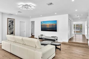 Living area - Beautiful 4-bedroom house with pool in Fort Lauderdale (Fort Lauderdale)