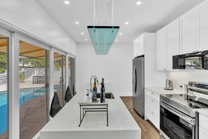 Private kitchen - Beautiful 4-bedroom house with pool in Fort Lauderdale (Fort Lauderdale)