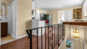 Eine moderne Küche mit Mikrowelle, Backofen und Kühlschrank.