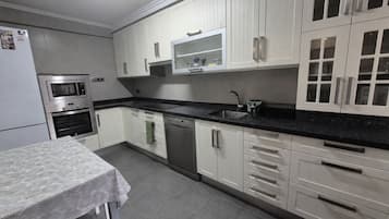 Frigorífico, microondas, horno y lavavajillas