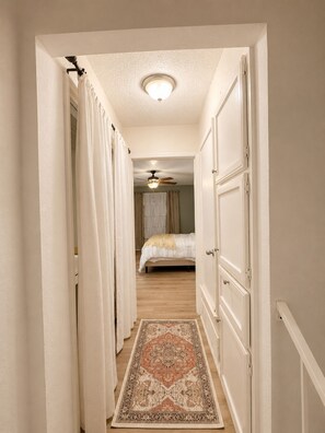 2 slaapkamers, een strijkplank/strijkijzer, wifi, beddengoed