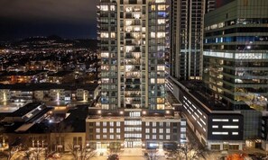 Un immeuble de grande hauteur, doté de nombreux étages, de grandes fenêtres et d’une architecture moderne.